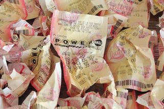 Italka vyhodila tiket vyhrávající jackpot. Popeláři jej našli a vrátili - Novinky